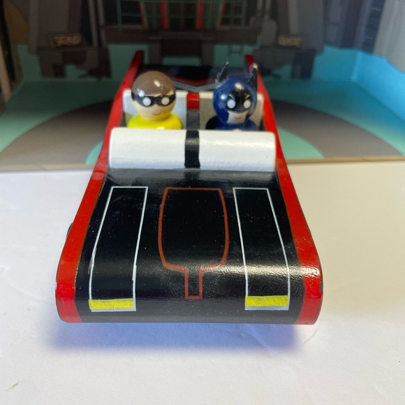 SDCC 2019 EE Exclusive: Batman - Classic TV Series Batmobile & Batcave Pin Mates - Picture 2 of 3